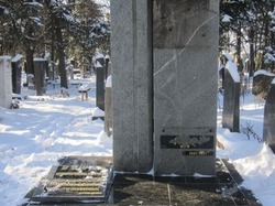 барельєф на надгробному пам’ятнику Л.Курбасу